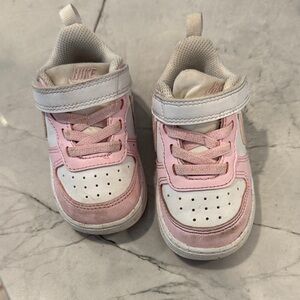 Nike Kids Sneakers in Pink and White toddler 4.5